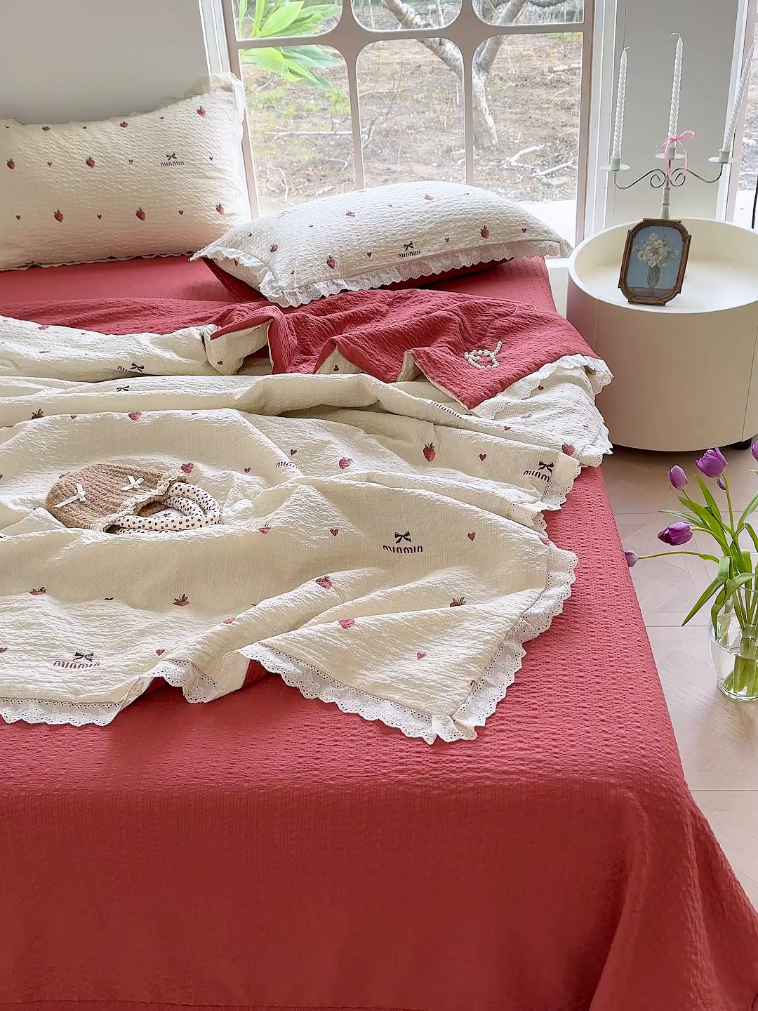 91家纺网 家纺一手货源 找家纺 竹合家纺 2026新品泡芙纱夏被四件套全棉镂空花边泡泡皱皱纱夏凉被 草莓派