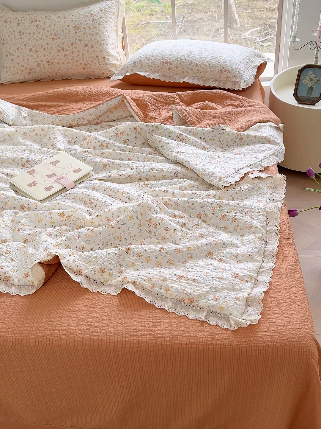 91家纺网 家纺一手货源 找家纺 竹合家纺 2026新品泡芙纱夏被四件套全棉镂空花边泡泡皱皱纱夏凉被 杏花微雨
