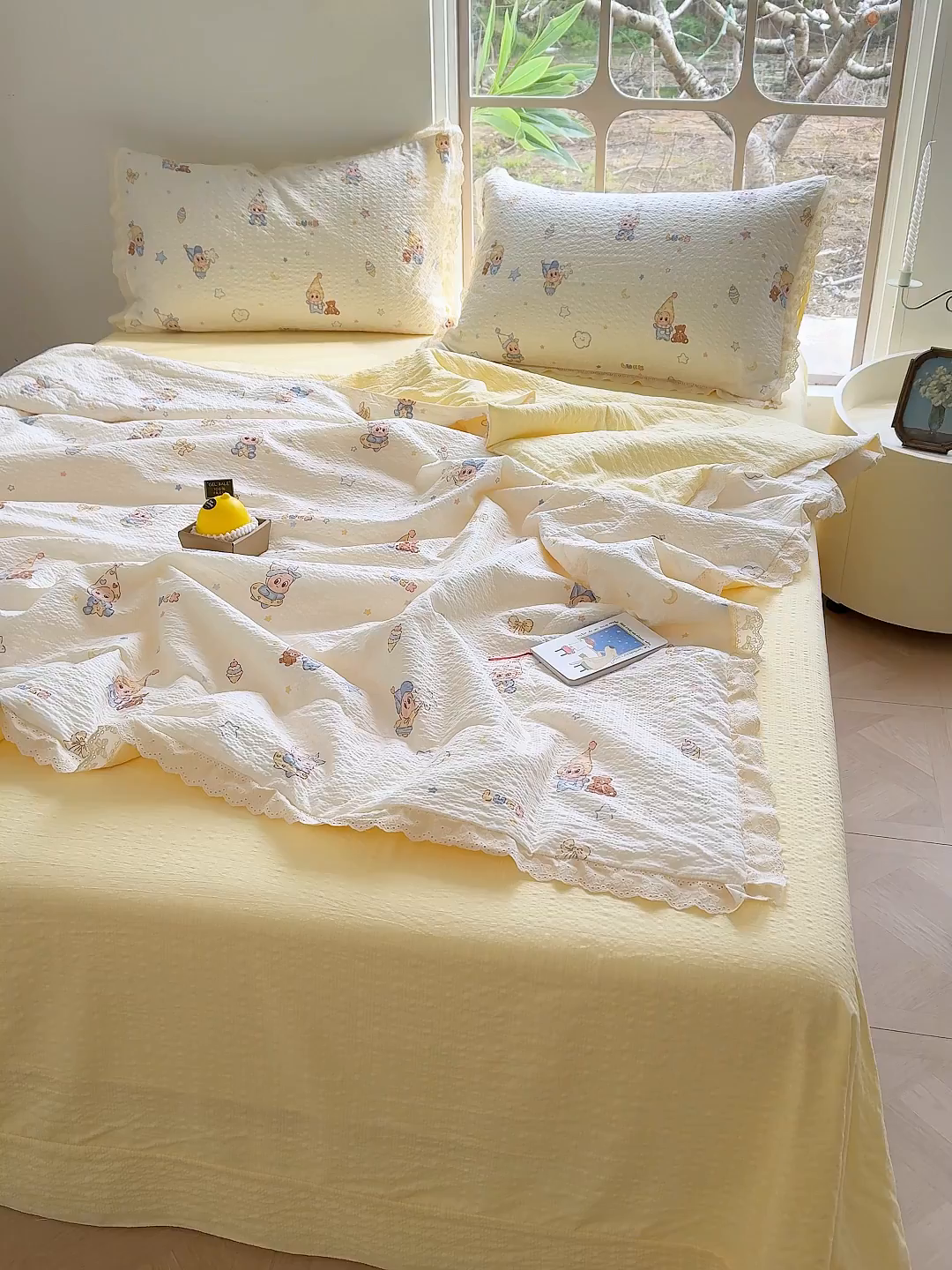 91家纺网 家纺一手货源 找家纺 竹合家纺 2026新品泡芙纱夏被四件套全棉镂空花边泡泡皱皱纱夏凉被 快乐星仔