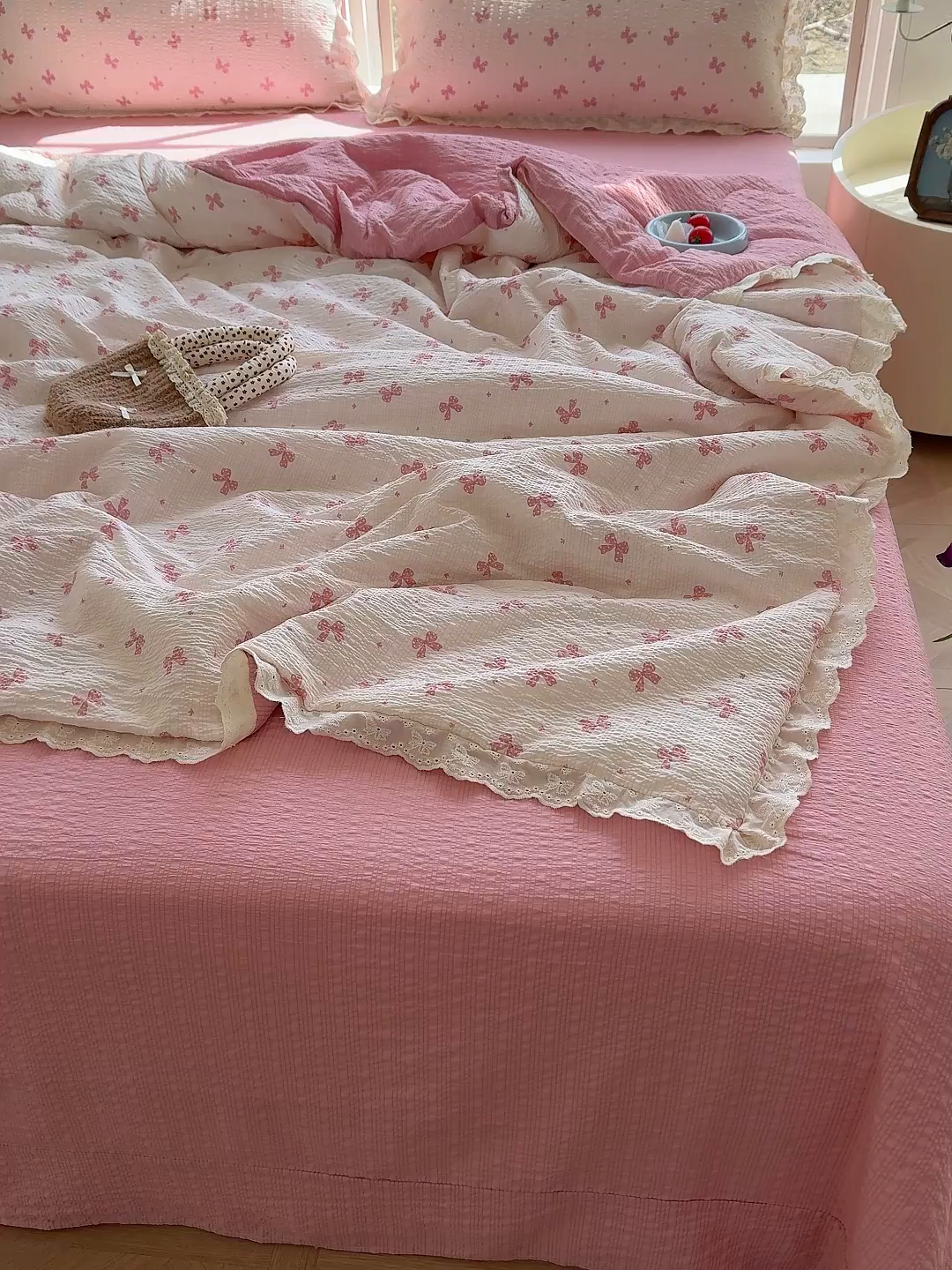 91家纺网 家纺一手货源 找家纺 竹合家纺 2026新品泡芙纱夏被四件套全棉镂空花边泡泡皱皱纱夏凉被 甜心蝶结