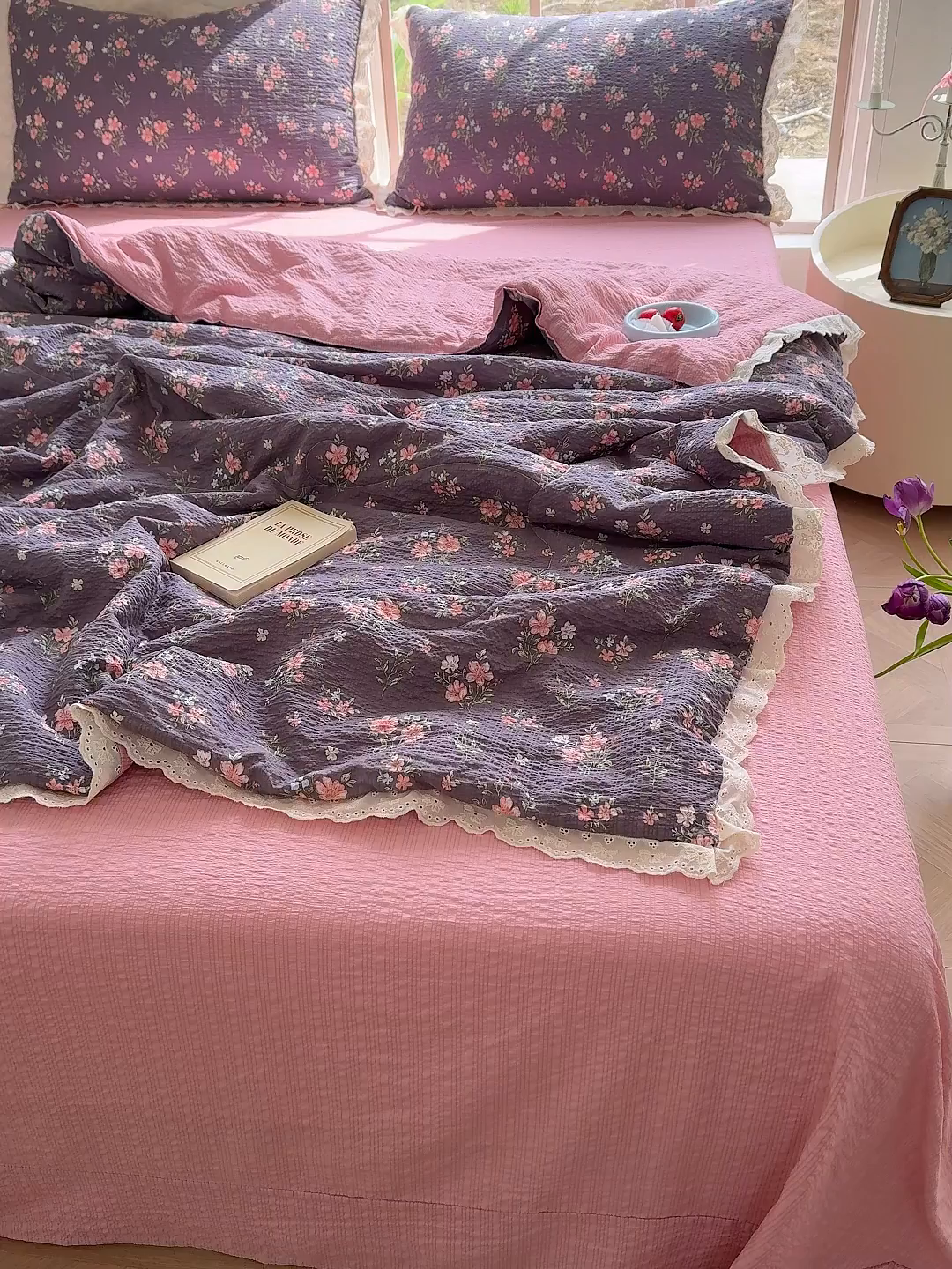 91家纺网 家纺一手货源 找家纺 竹合家纺 2026新品泡芙纱夏被四件套全棉镂空花边泡泡皱皱纱夏凉被 蔷薇梦境