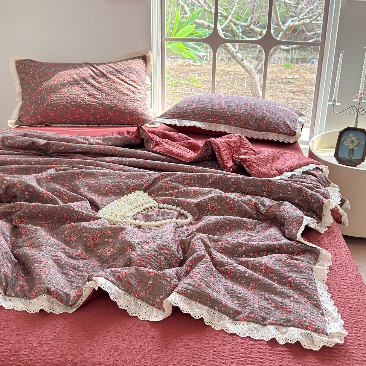 91家纺网 家纺一手货源 找家纺 竹合家纺 2026新品泡芙纱夏被四件套全棉镂空花边泡泡皱皱纱夏凉被 复古繁花