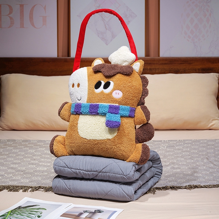 91家纺网 家纺一手货源 找家纺 （总）仟亿莱 2026新款马小厨手提抱枕被