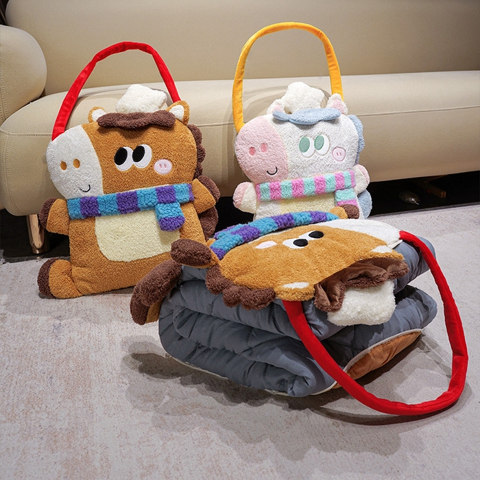 91家纺网 家纺一手货源 找家纺 仟亿莱 2026新款马小厨手提抱枕被 组合图仅供展示不可下单