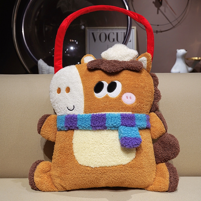 91家纺网 家纺一手货源 找家纺 仟亿莱 2026新款马小厨手提抱枕被 手提面包小马