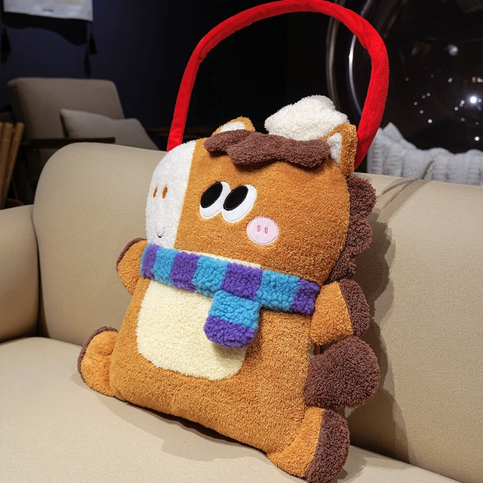 91家纺网 家纺一手货源 找家纺 仟亿莱 2026新款马小厨手提抱枕被 手提面包小马