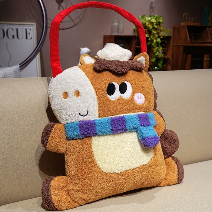 91家纺网 家纺一手货源 找家纺 仟亿莱 2026新款马小厨手提抱枕被 手提面包小马