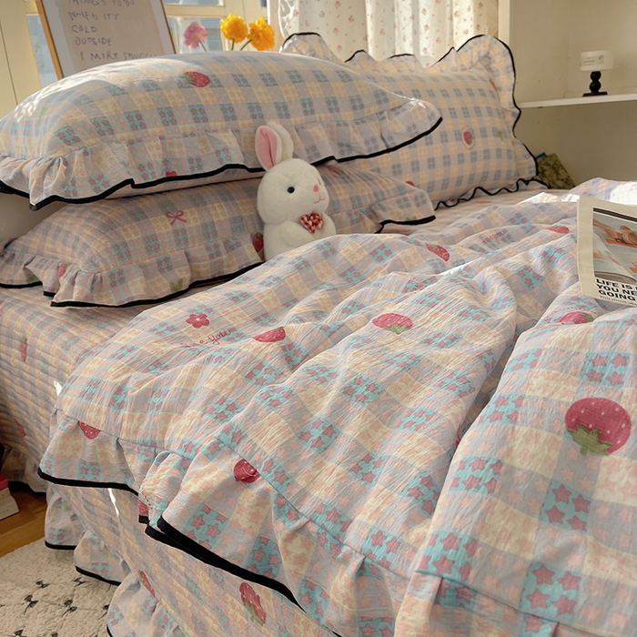 91家纺网 家纺一手货源 找家纺 繁花家居 2026新款木棉泡芙感超糯叽叽花边床盖夏被四件套 草莓很甜