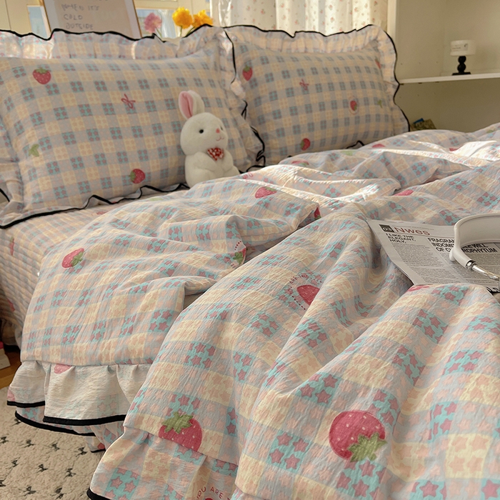 91家纺网 家纺一手货源 找家纺 繁花家居 2026新款木棉泡芙感超糯叽叽花边床盖夏被四件套 草莓很甜