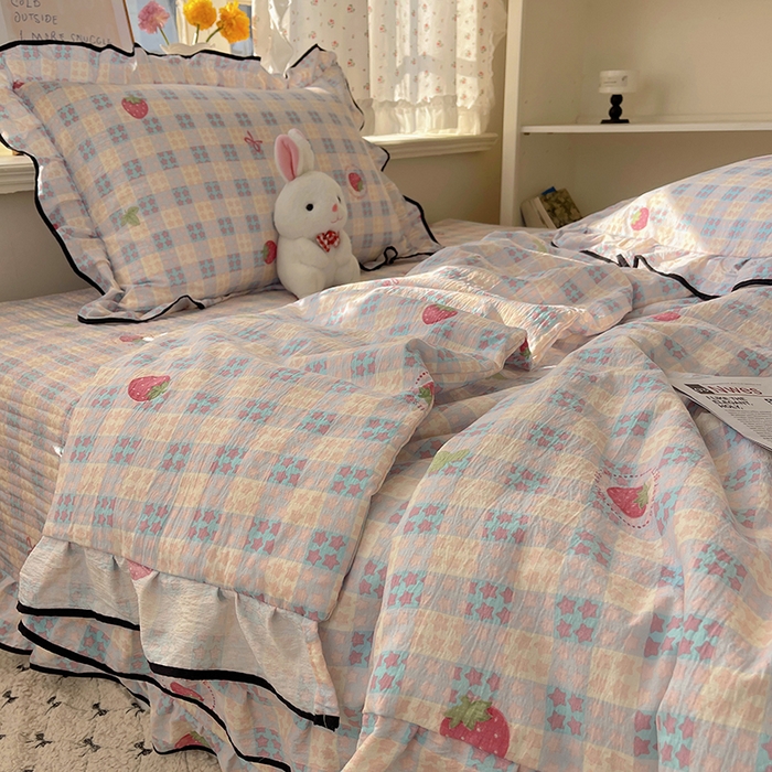 91家纺网 家纺一手货源 找家纺 繁花家居 2026新款木棉泡芙感超糯叽叽花边床盖夏被四件套 草莓很甜