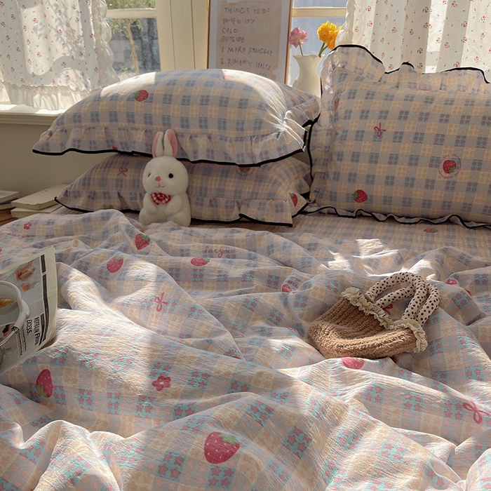 91家纺网 家纺一手货源 找家纺 繁花家居 2026新款木棉泡芙感超糯叽叽花边床盖夏被四件套 草莓很甜