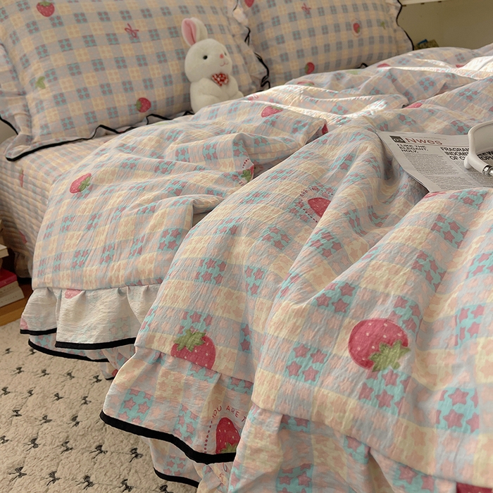 91家纺网 家纺一手货源 找家纺 繁花家居 2026新款木棉泡芙感超糯叽叽花边床盖夏被四件套 草莓很甜