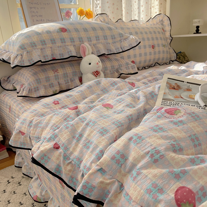 91家纺网 家纺一手货源 找家纺 繁花家居 2026新款木棉泡芙感超糯叽叽花边床盖夏被四件套 草莓很甜