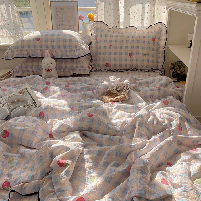 91家纺网 家纺一手货源 找家纺 繁花家居 2026新款木棉泡芙感超糯叽叽花边床盖夏被四件套 草莓很甜