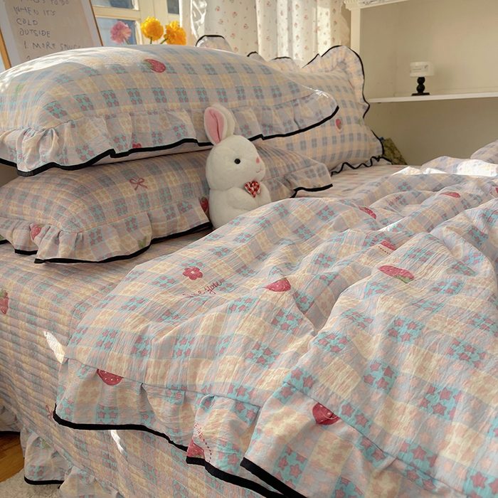 91家纺网 家纺一手货源 找家纺 繁花家居 2026新款木棉泡芙感超糯叽叽花边床盖夏被四件套 草莓很甜