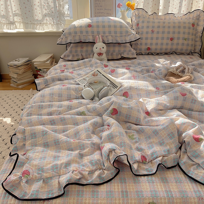 91家纺网 家纺一手货源 找家纺 繁花家居 2026新款木棉泡芙感超糯叽叽花边床盖夏被四件套 草莓很甜