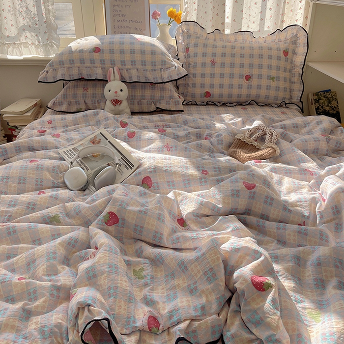 91家纺网 家纺一手货源 找家纺 繁花家居 2026新款木棉泡芙感超糯叽叽花边床盖夏被四件套 草莓很甜