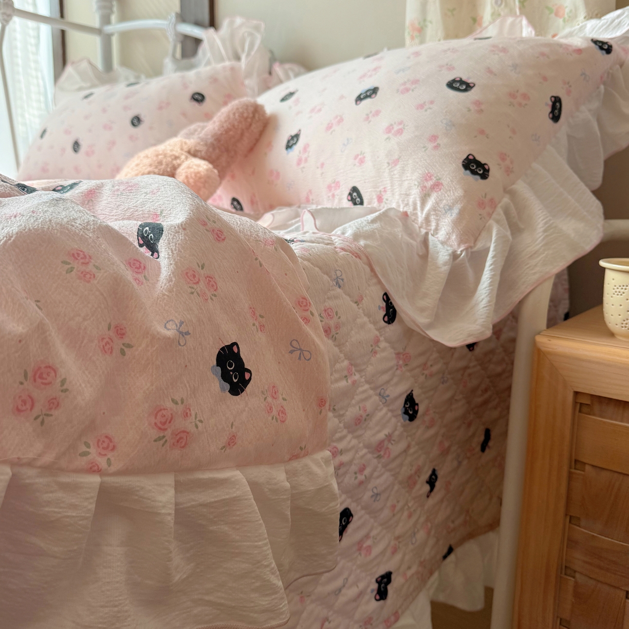 91家纺网 家纺一手货源 找家纺 繁花家居 2026新款木棉泡芙感超糯叽叽花边床盖夏被四件套 墨喵粉花