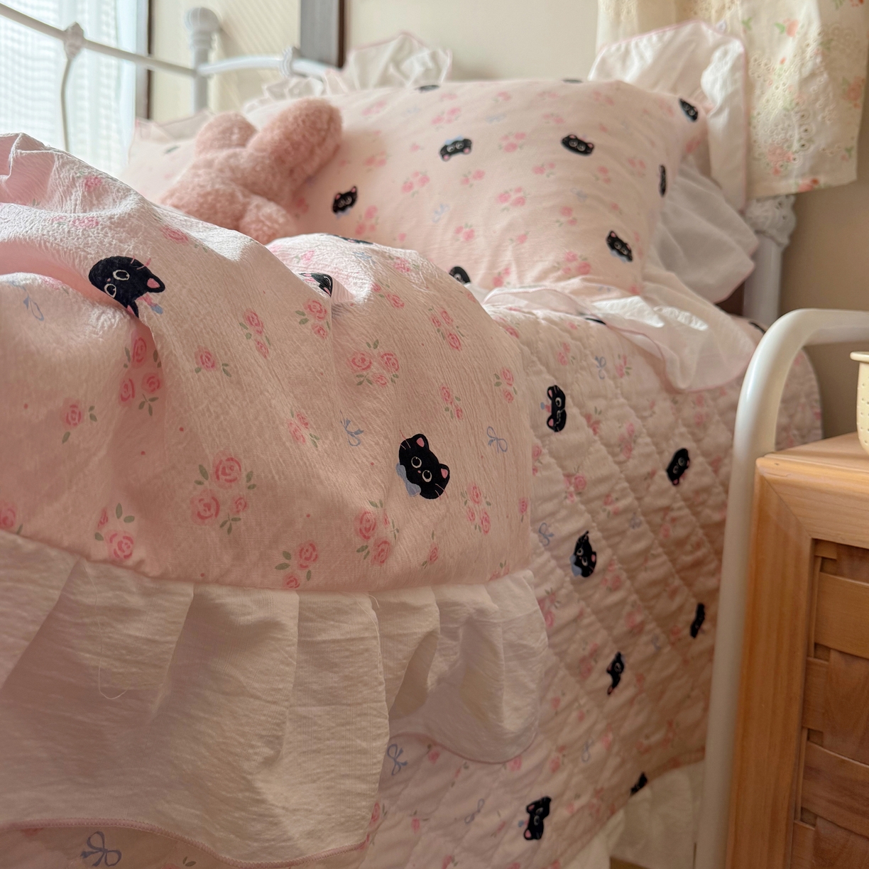 91家纺网 家纺一手货源 找家纺 繁花家居 2026新款木棉泡芙感超糯叽叽花边床盖夏被四件套 墨喵粉花