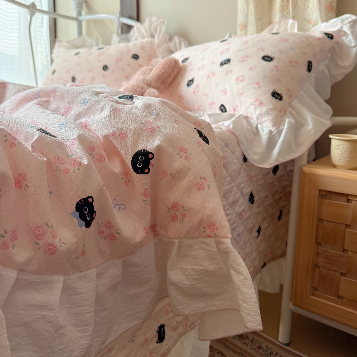 91家纺网 家纺一手货源 找家纺 繁花家居 2026新款木棉泡芙感超糯叽叽花边床盖夏被四件套 墨喵粉花