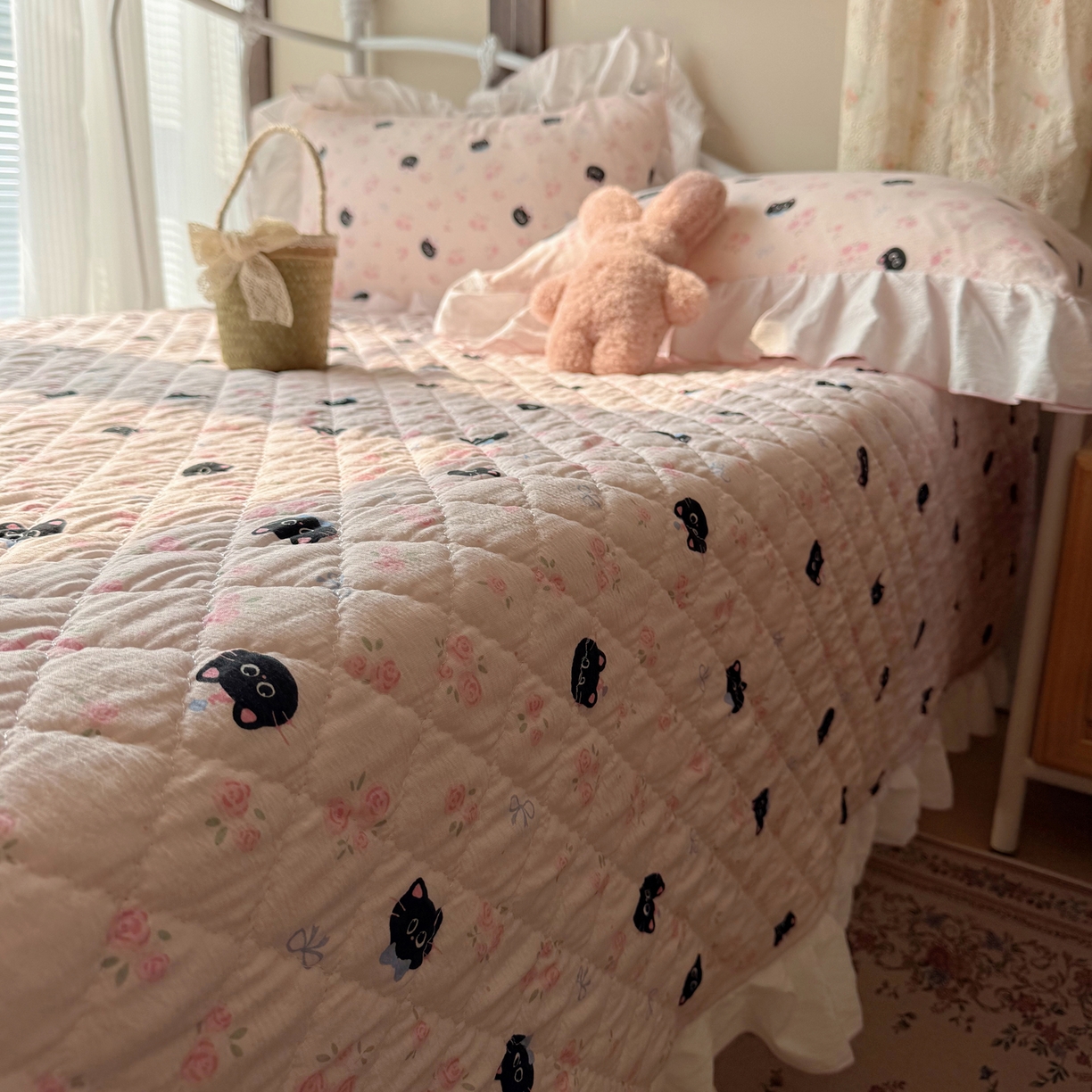 91家纺网 家纺一手货源 找家纺 繁花家居 2026新款木棉泡芙感超糯叽叽花边床盖夏被四件套 墨喵粉花