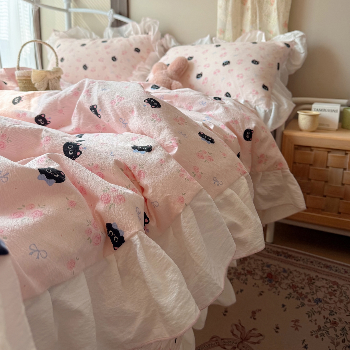 91家纺网 家纺一手货源 找家纺 繁花家居 2026新款木棉泡芙感超糯叽叽花边床盖夏被四件套 墨喵粉花