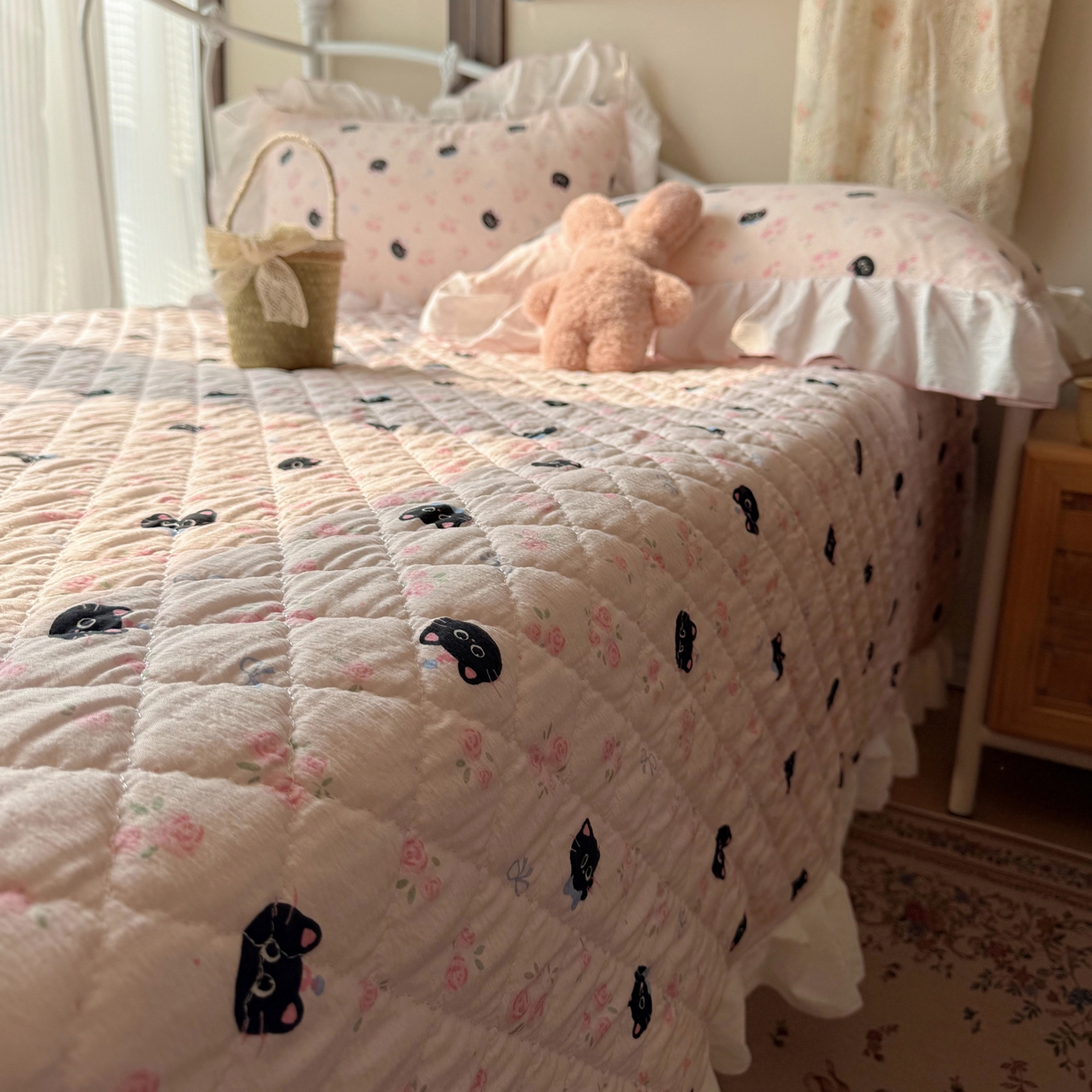 91家纺网 家纺一手货源 找家纺 繁花家居 2026新款木棉泡芙感超糯叽叽花边床盖夏被四件套 墨喵粉花