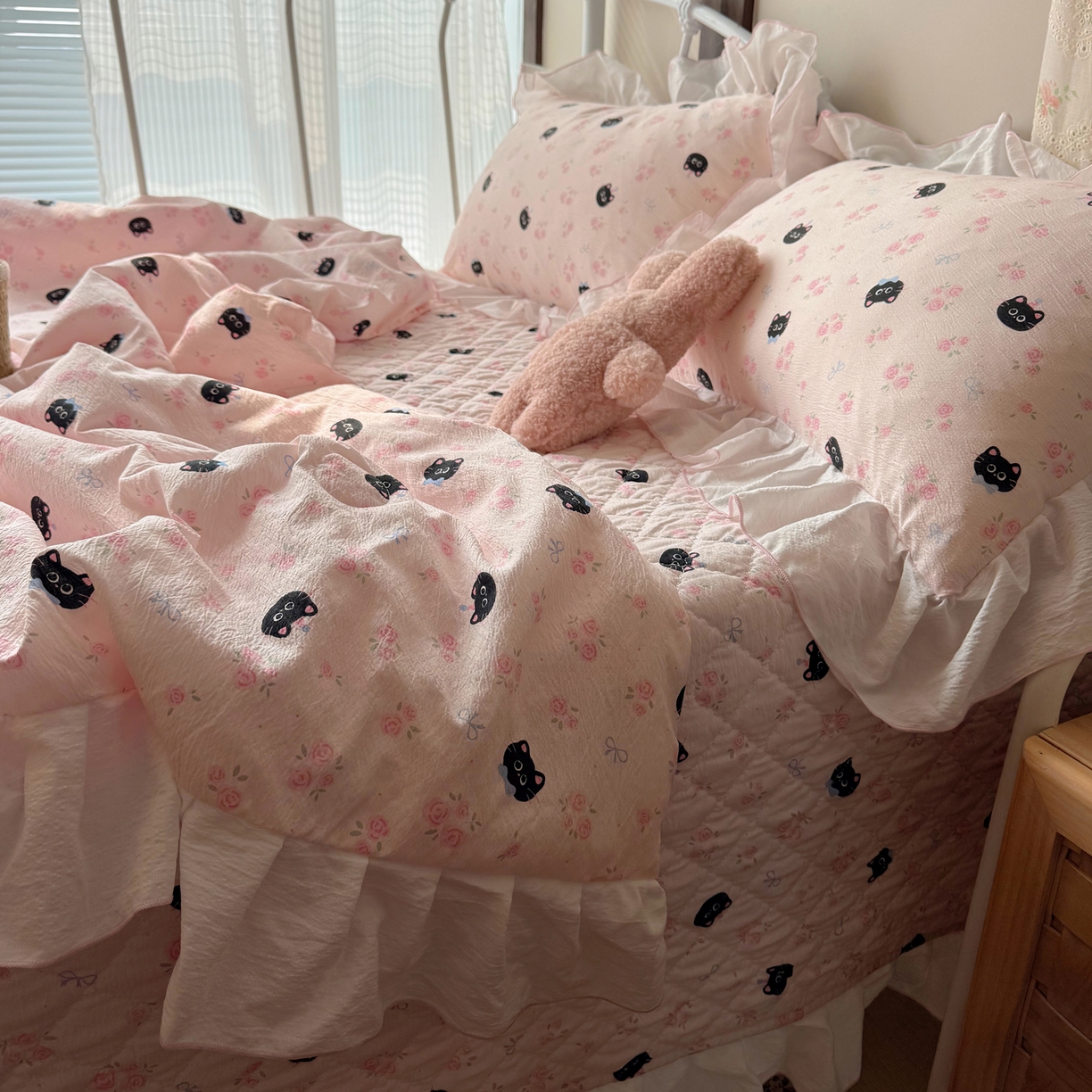 91家纺网 家纺一手货源 找家纺 繁花家居 2026新款木棉泡芙感超糯叽叽花边床盖夏被四件套 墨喵粉花