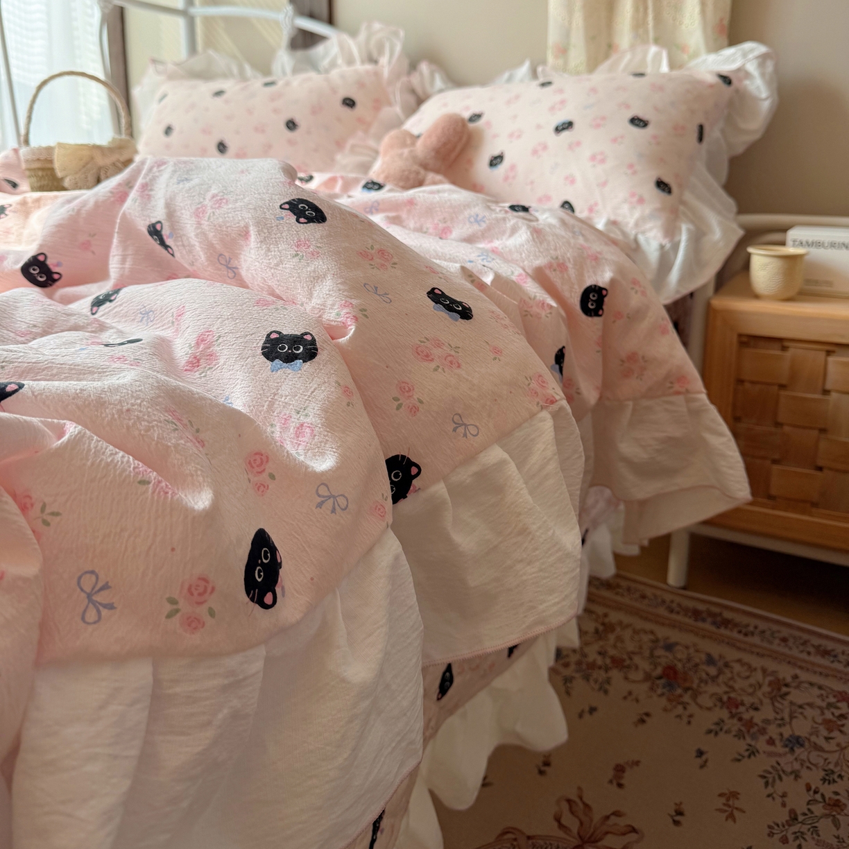 91家纺网 家纺一手货源 找家纺 繁花家居 2026新款木棉泡芙感超糯叽叽花边床盖夏被四件套 墨喵粉花