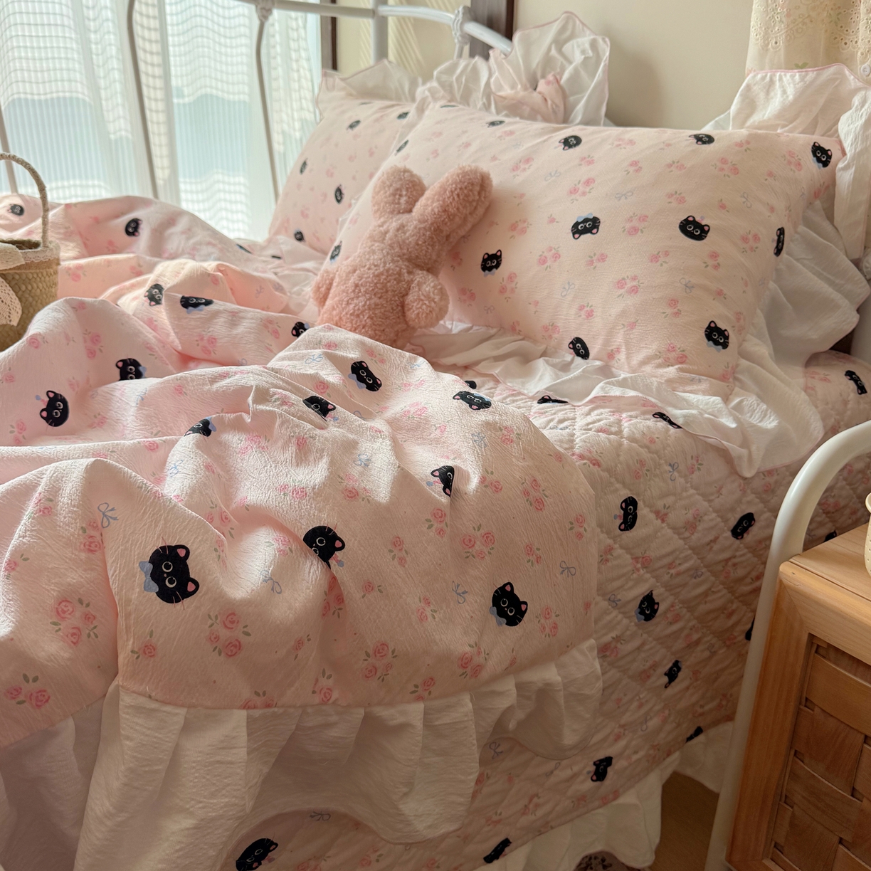 91家纺网 家纺一手货源 找家纺 繁花家居 2026新款木棉泡芙感超糯叽叽花边床盖夏被四件套 墨喵粉花