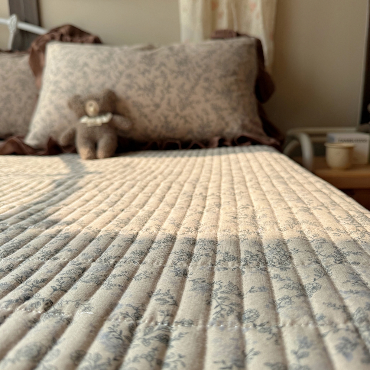 91家纺网 家纺一手货源 找家纺 繁花家居 2026新款木棉泡芙感超糯叽叽花边床盖夏被四件套 咖赫本