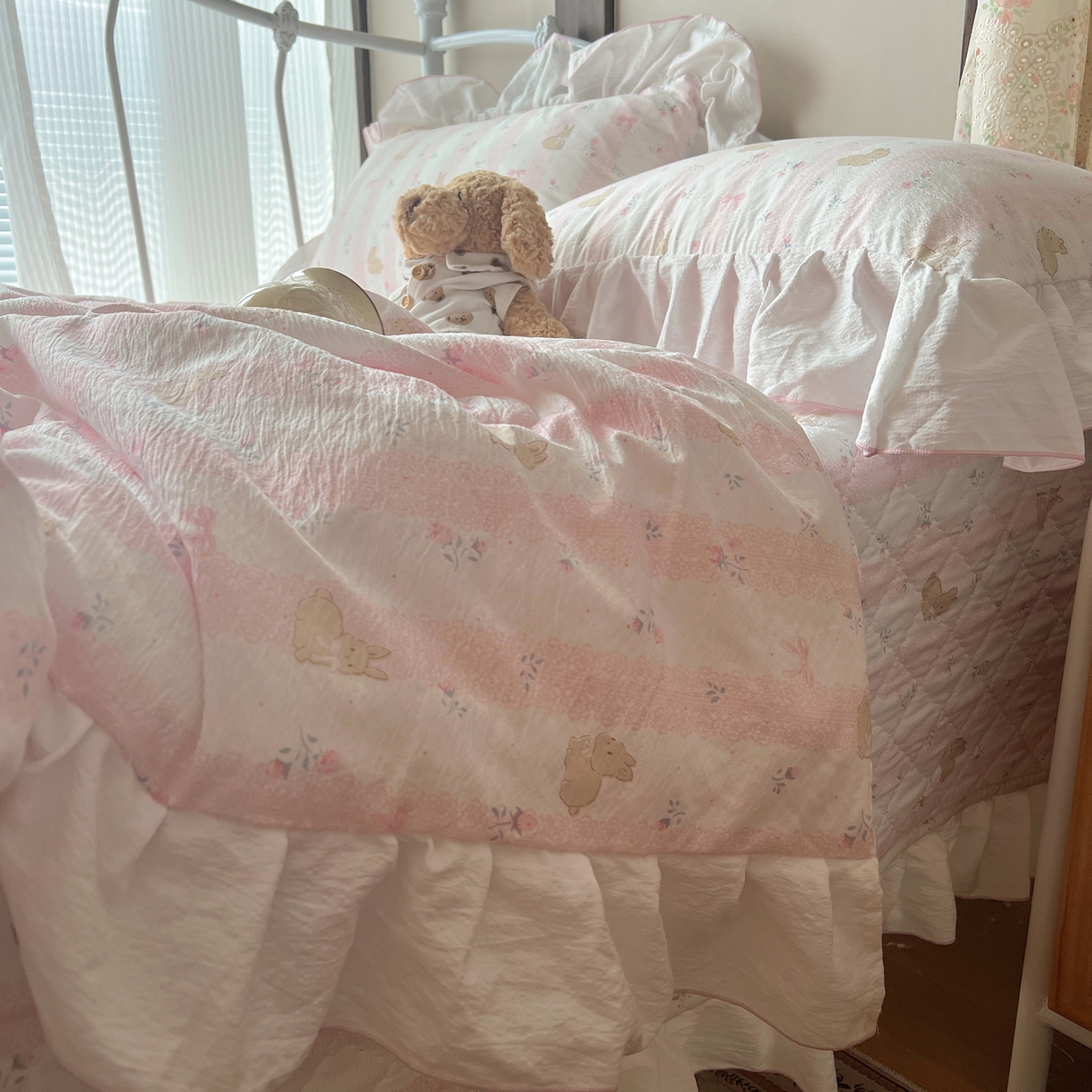 91家纺网 家纺一手货源 找家纺 繁花家居 2026新款木棉泡芙感超糯叽叽花边床盖夏被四件套 兔趣花结