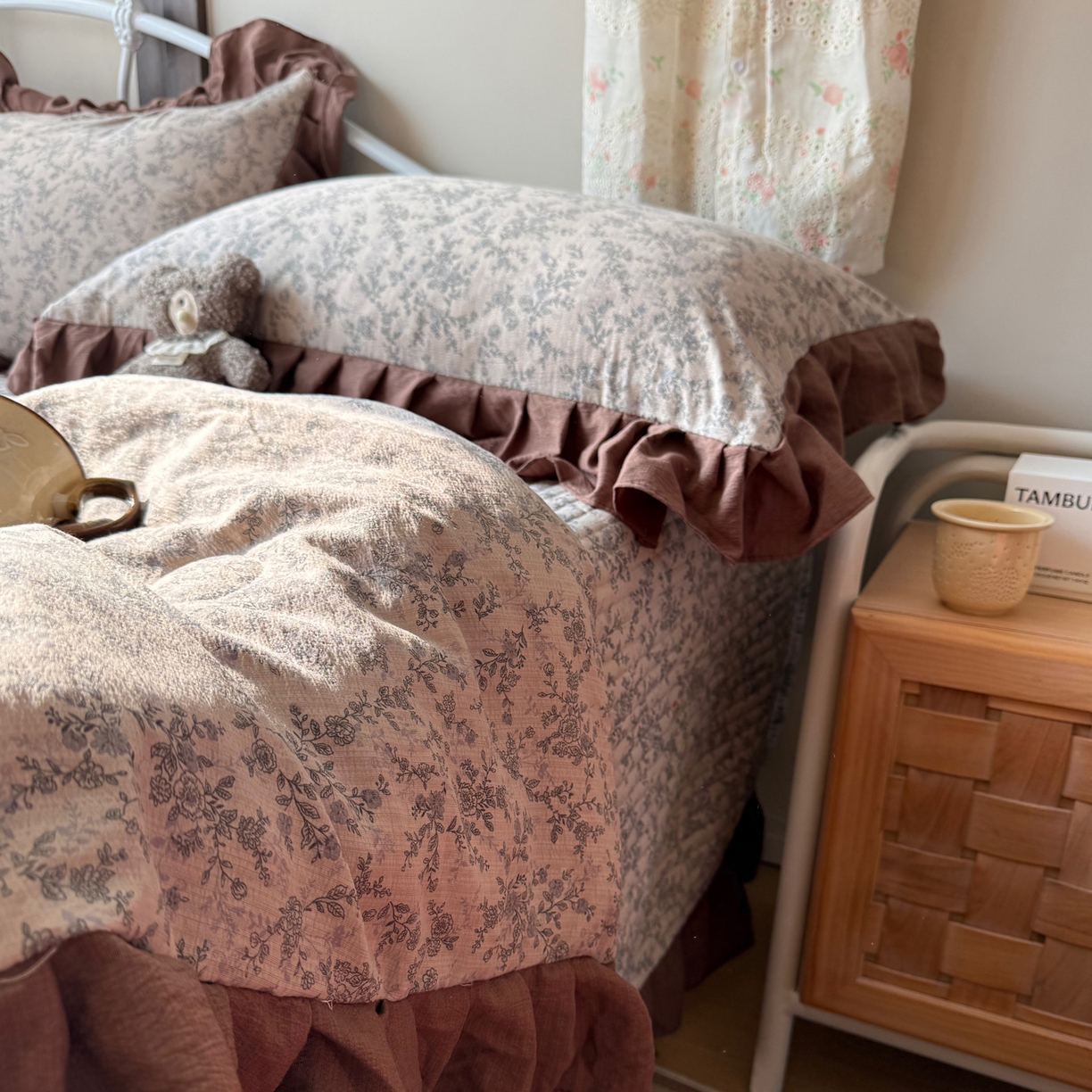 91家纺网 家纺一手货源 找家纺 繁花家居 2026新款木棉泡芙感超糯叽叽花边床盖夏被四件套 咖赫本