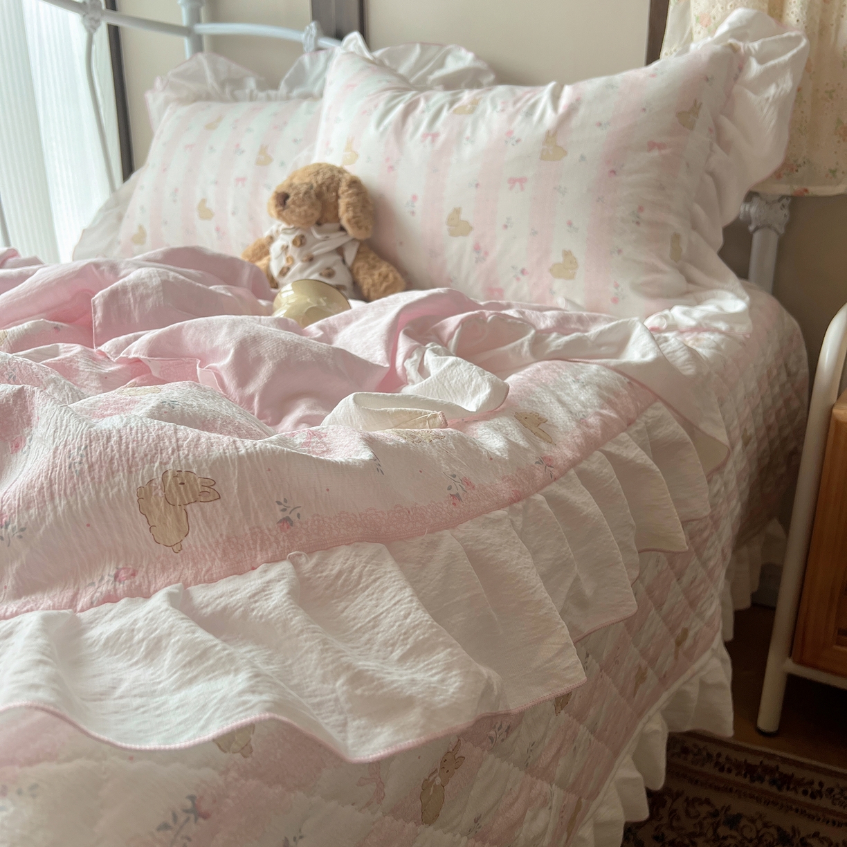 91家纺网 家纺一手货源 找家纺 繁花家居 2026新款木棉泡芙感超糯叽叽花边床盖夏被四件套 兔趣花结