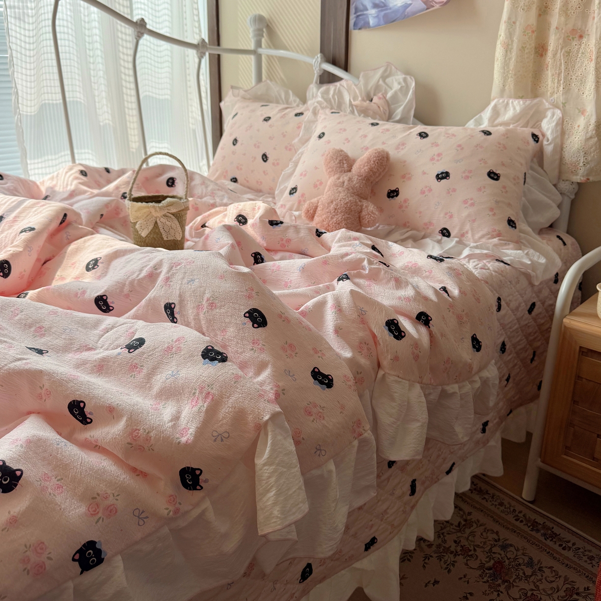 91家纺网 家纺一手货源 找家纺 繁花家居 2026新款木棉泡芙感超糯叽叽花边床盖夏被四件套 墨喵粉花