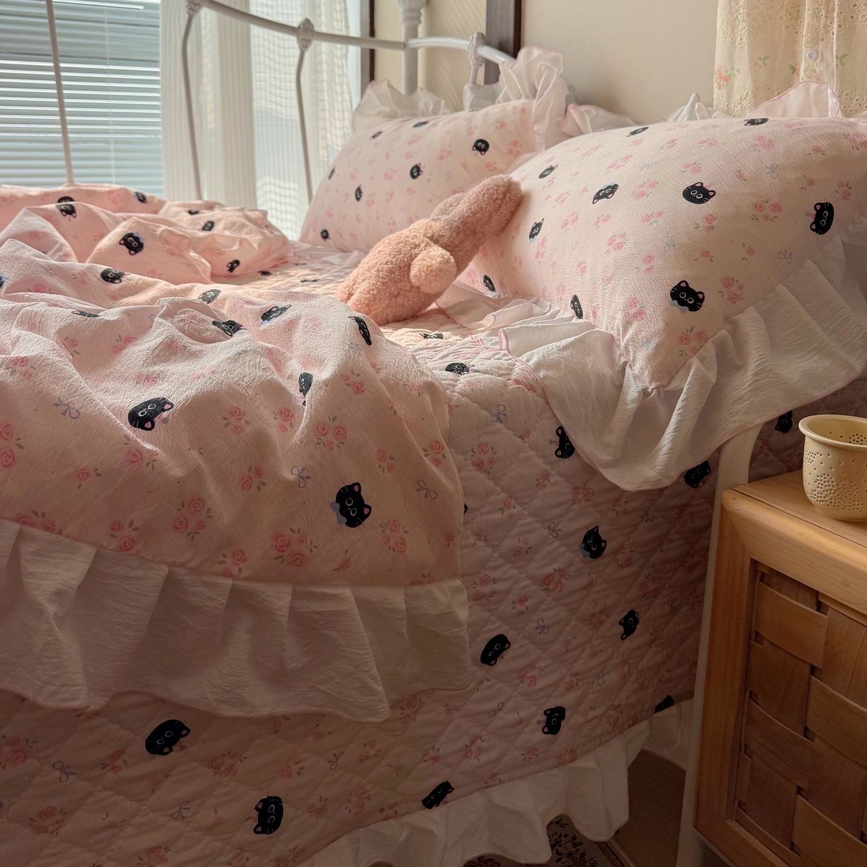 91家纺网 家纺一手货源 找家纺 繁花家居 2026新款木棉泡芙感超糯叽叽花边床盖夏被四件套 墨喵粉花