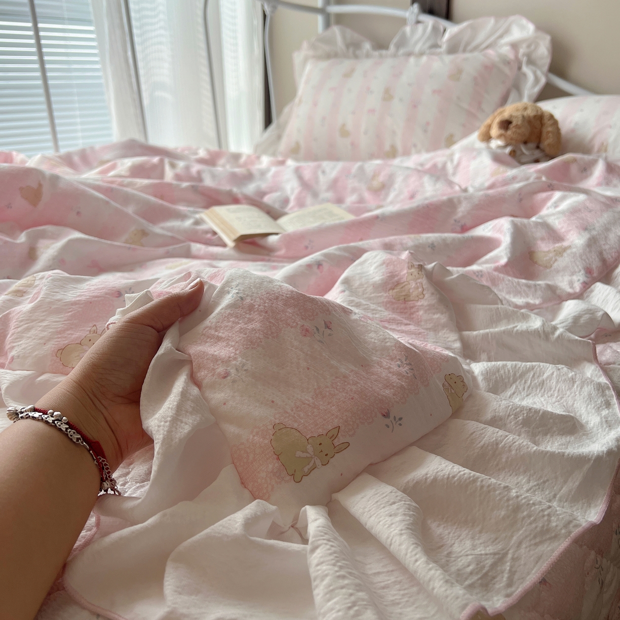 91家纺网 家纺一手货源 找家纺 繁花家居 2026新款木棉泡芙感超糯叽叽花边床盖夏被四件套 兔趣花结