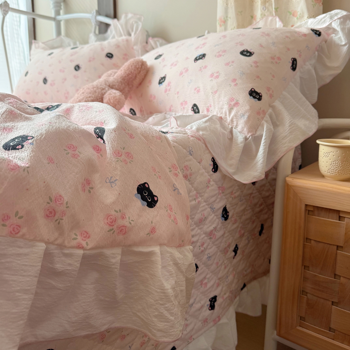 91家纺网 家纺一手货源 找家纺 繁花家居 2026新款木棉泡芙感超糯叽叽花边床盖夏被四件套 墨喵粉花