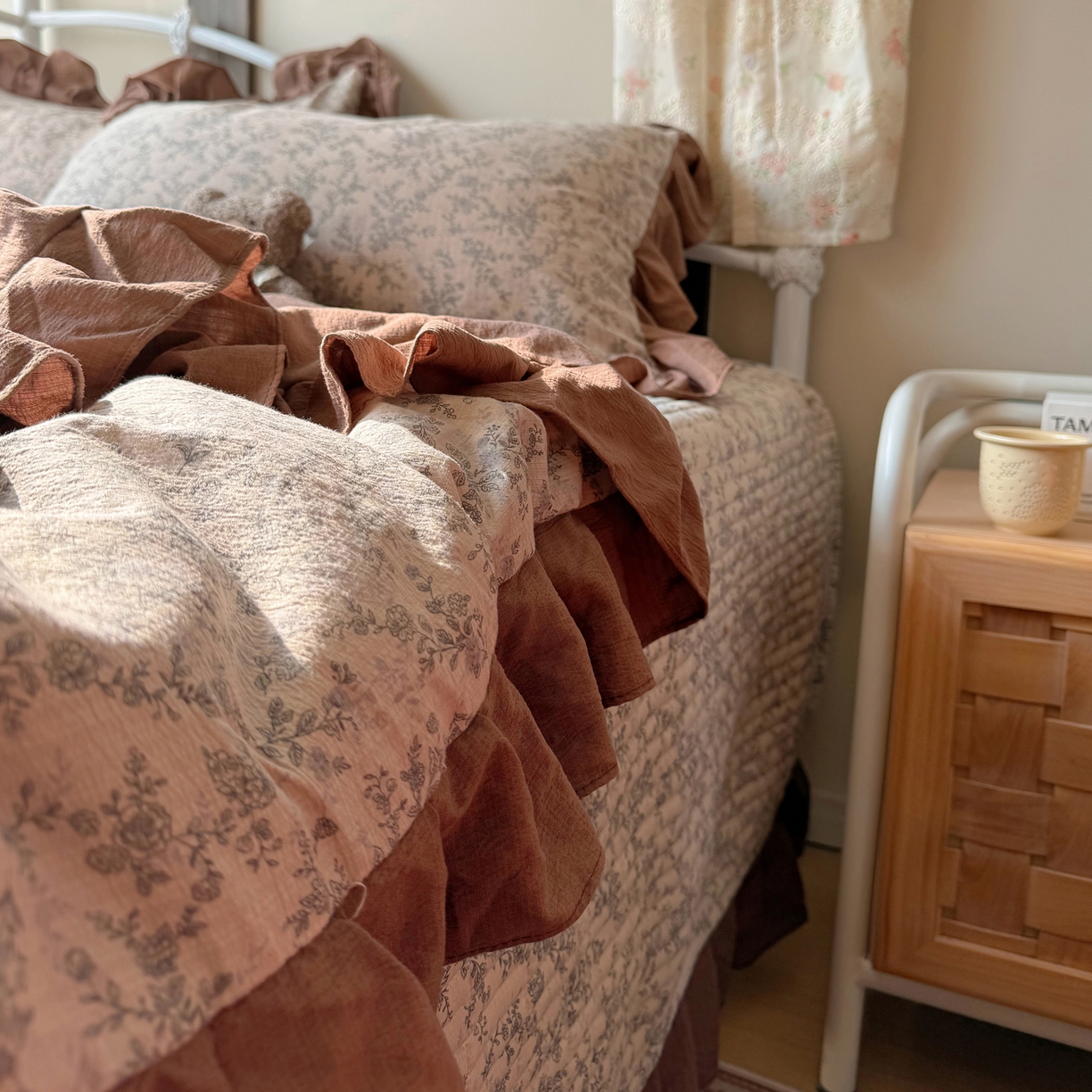 91家纺网 家纺一手货源 找家纺 繁花家居 2026新款木棉泡芙感超糯叽叽花边床盖夏被四件套 咖赫本