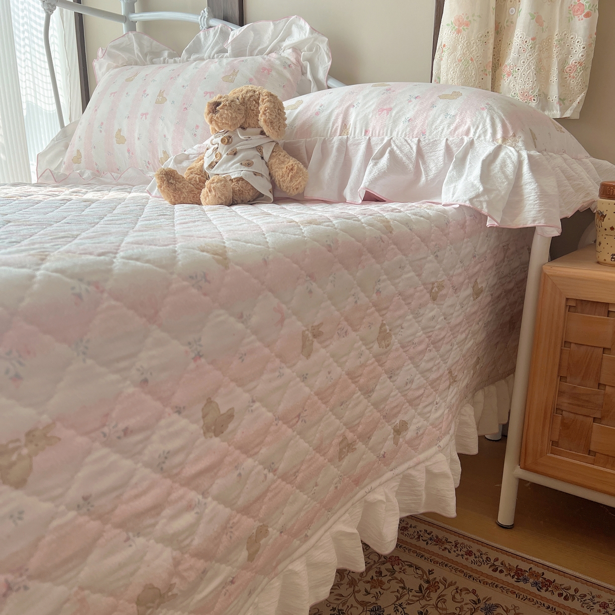 91家纺网 家纺一手货源 找家纺 繁花家居 2026新款木棉泡芙感超糯叽叽花边床盖夏被四件套 兔趣花结