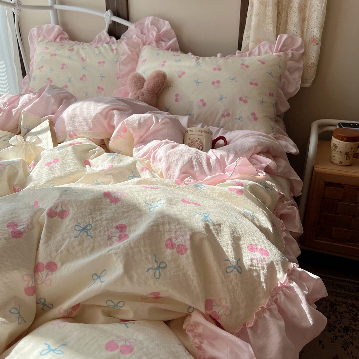 91家纺网 家纺一手货源 找家纺 繁花家居 2026新款木棉泡芙感超糯叽叽花边床盖夏被四件套 殷桃结语