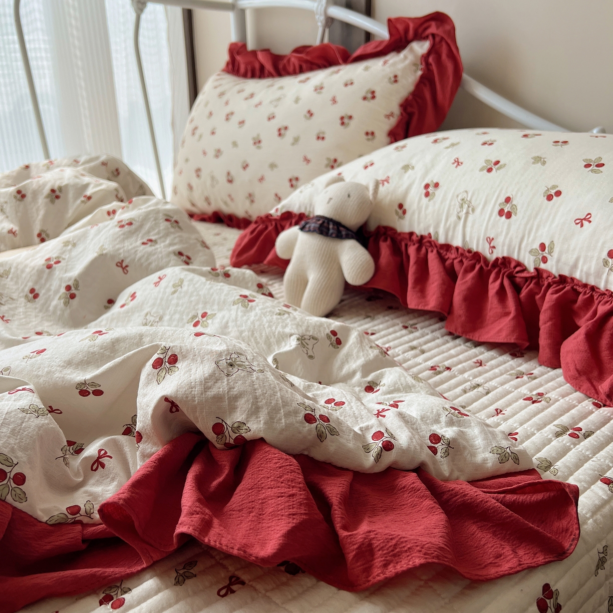91家纺网 家纺一手货源 找家纺 繁花家居 2026新款木棉泡芙感超糯叽叽花边床盖夏被四件套 林间红果