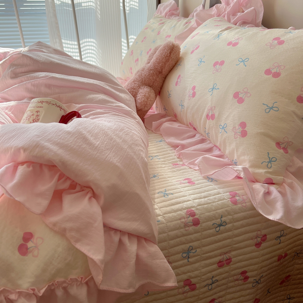 91家纺网 家纺一手货源 找家纺 繁花家居 2026新款木棉泡芙感超糯叽叽花边床盖夏被四件套 殷桃结语