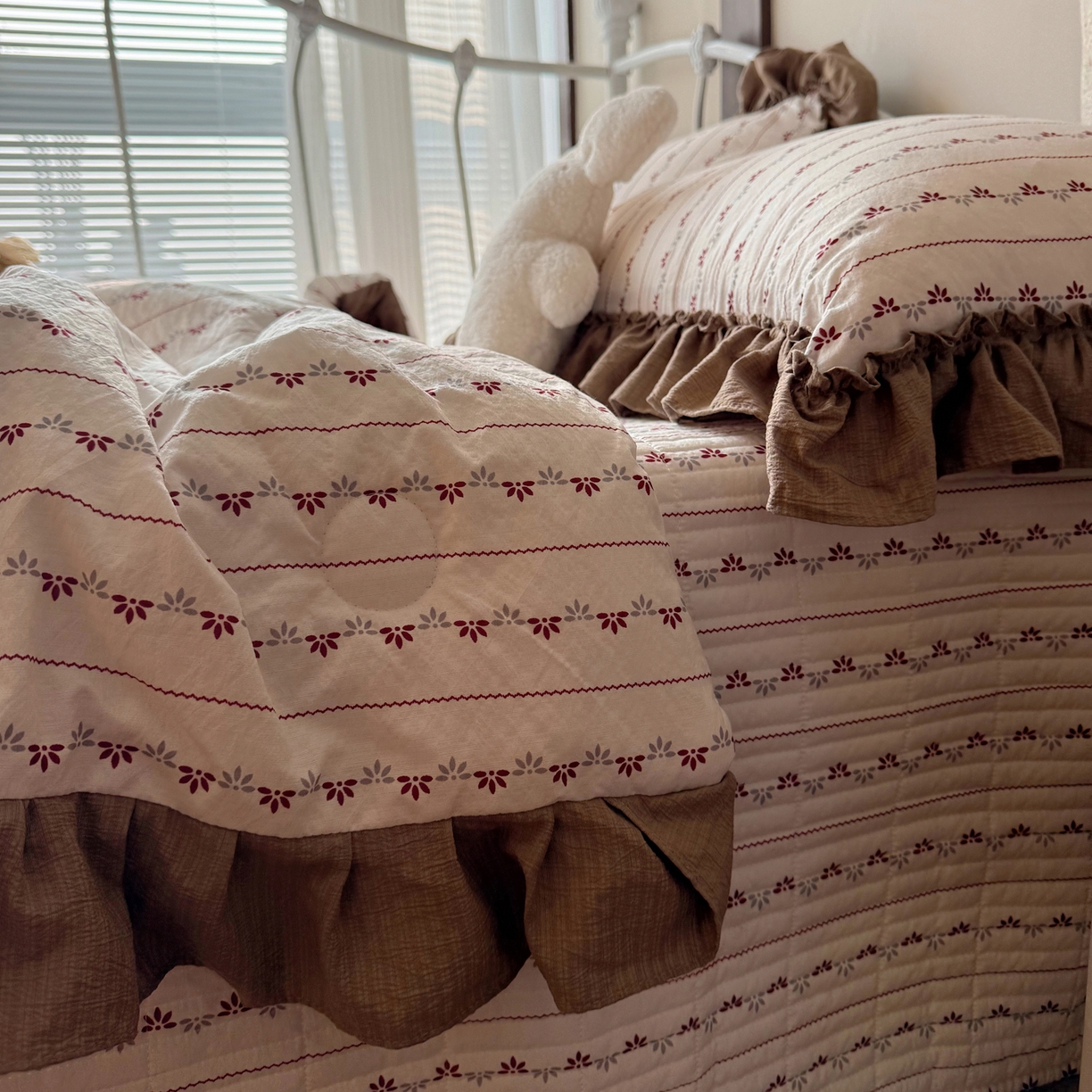 91家纺网 家纺一手货源 找家纺 繁花家居 2026新款木棉泡芙感超糯叽叽花边床盖夏被四件套 简雅红纹