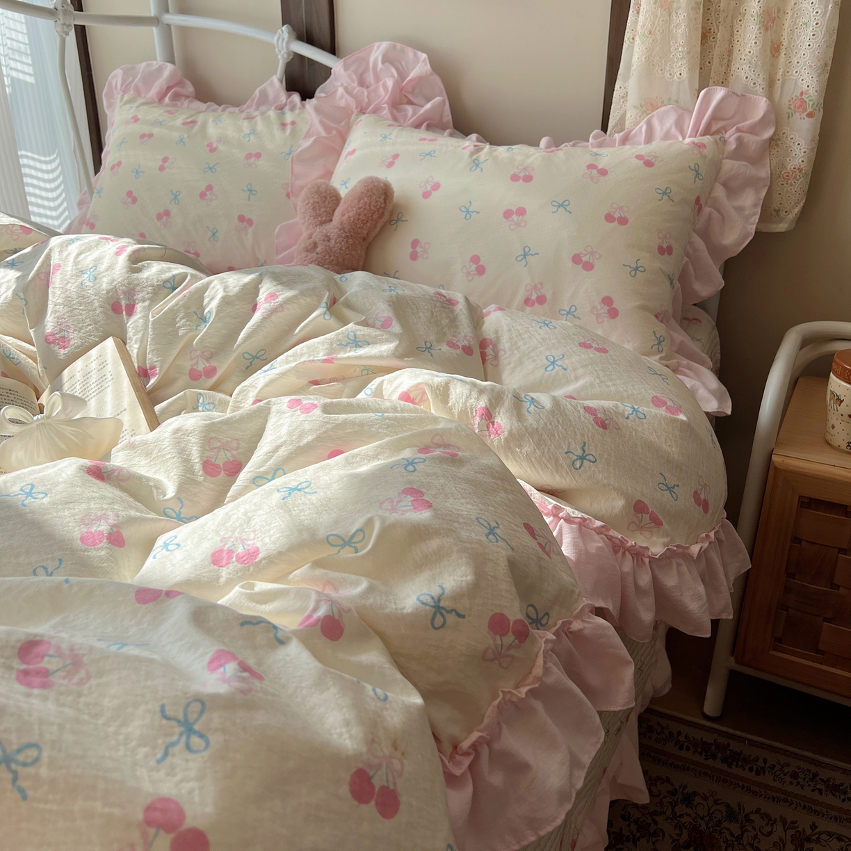 91家纺网 家纺一手货源 找家纺 繁花家居 2026新款木棉泡芙感超糯叽叽花边床盖夏被四件套 殷桃结语