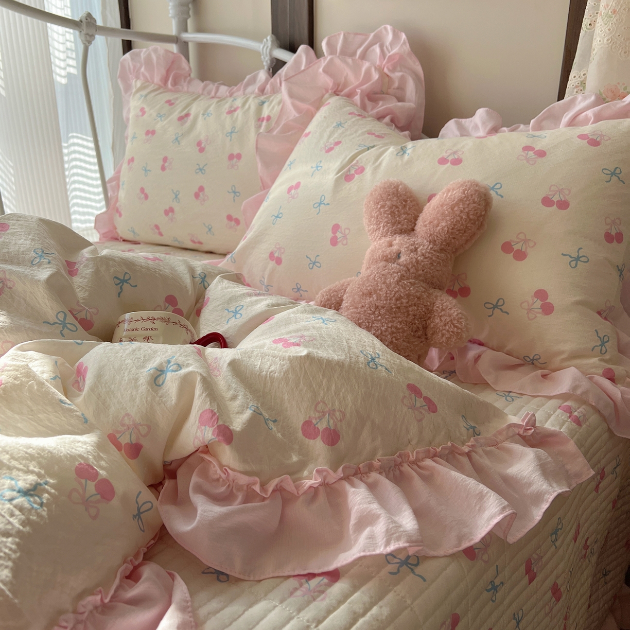 91家纺网 家纺一手货源 找家纺 繁花家居 2026新款木棉泡芙感超糯叽叽花边床盖夏被四件套 殷桃结语