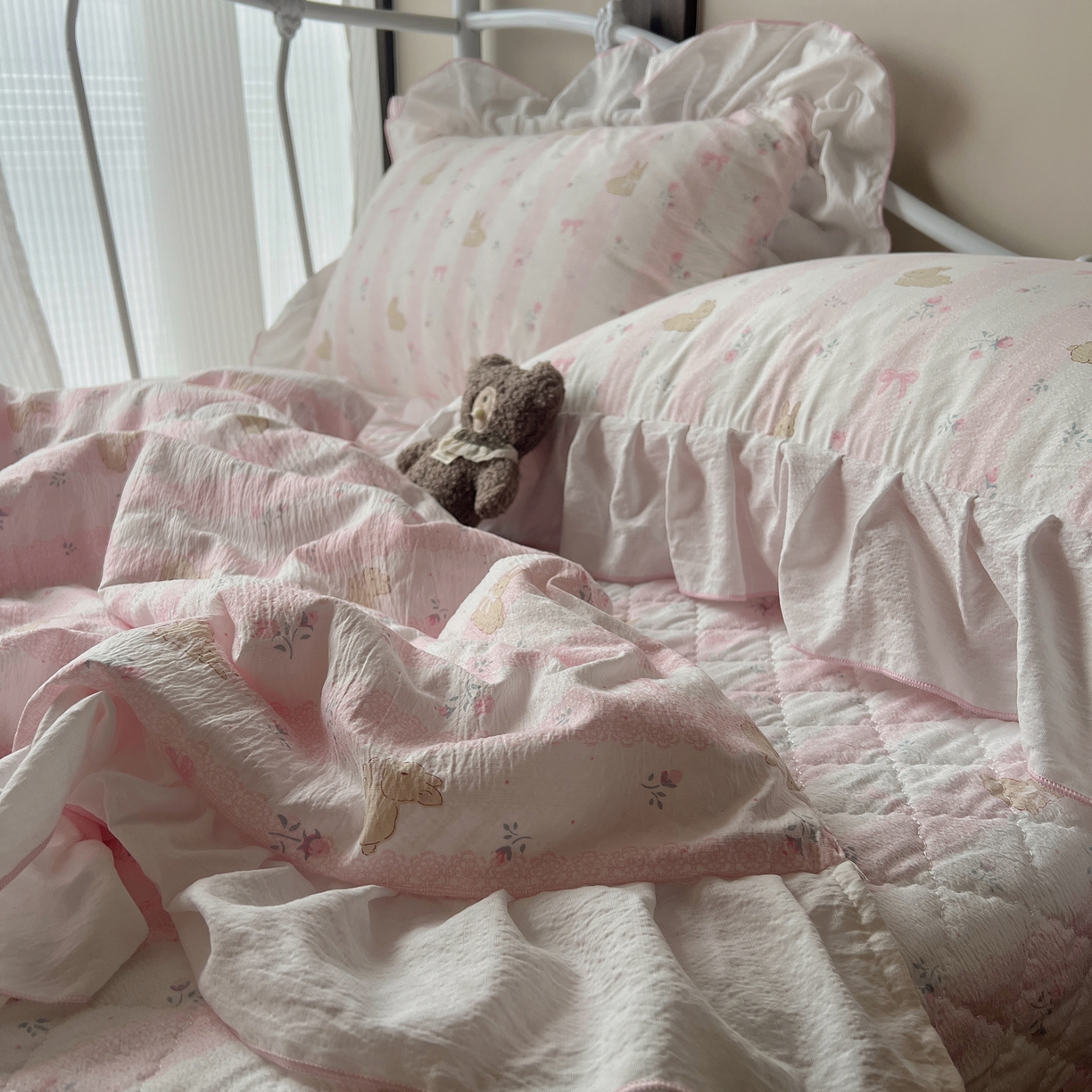 91家纺网 家纺一手货源 找家纺 繁花家居 2026新款木棉泡芙感超糯叽叽花边床盖夏被四件套 兔趣花结