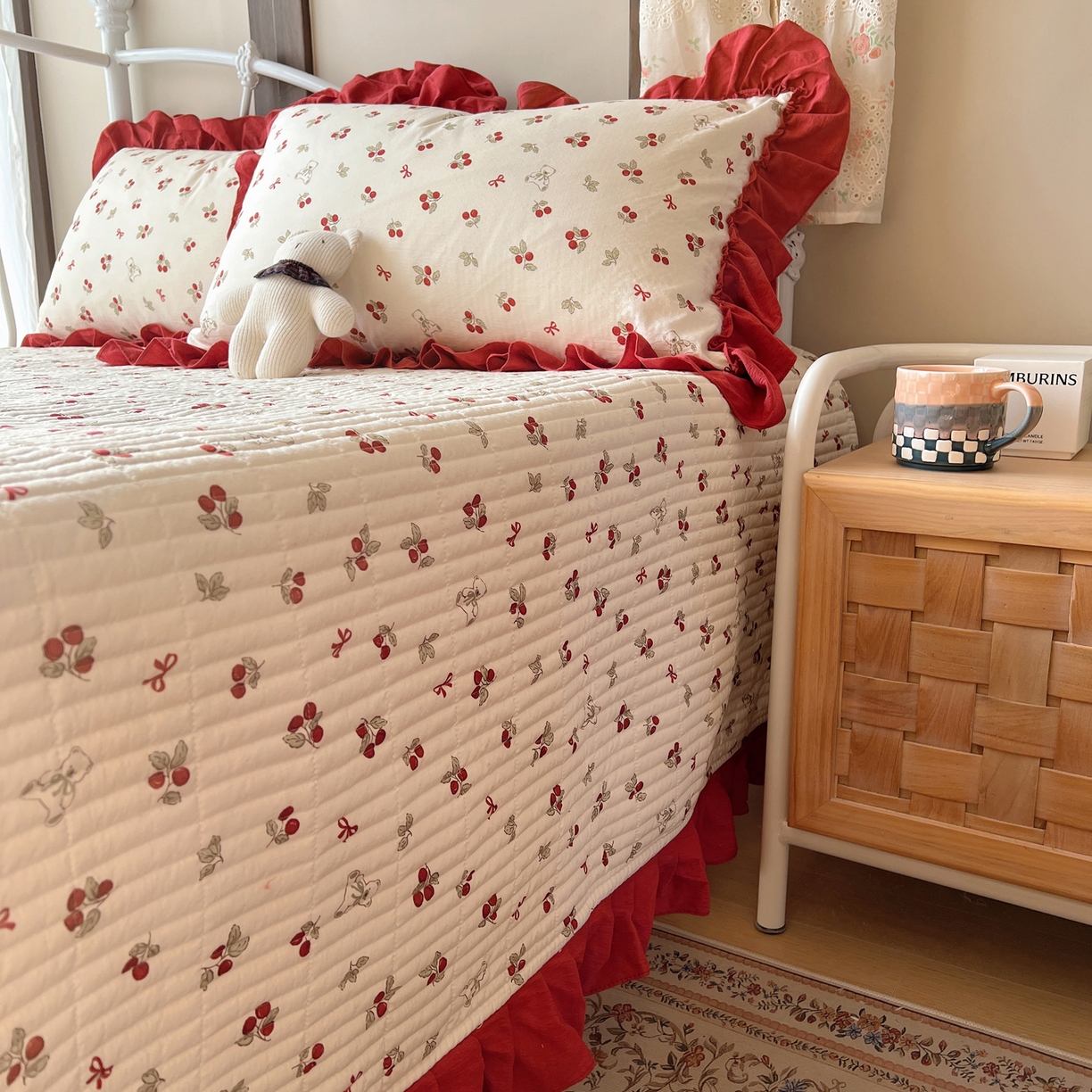 91家纺网 家纺一手货源 找家纺 繁花家居 2026新款木棉泡芙感超糯叽叽花边床盖夏被四件套 林间红果