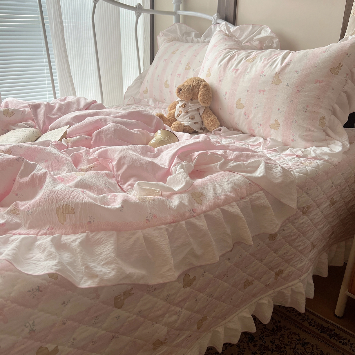 91家纺网 家纺一手货源 找家纺 繁花家居 2026新款木棉泡芙感超糯叽叽花边床盖夏被四件套 兔趣花结