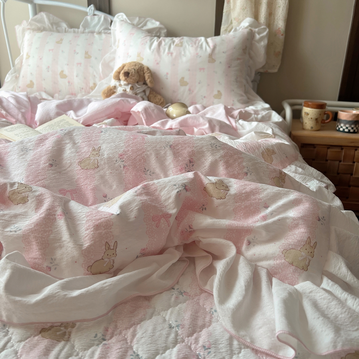 91家纺网 家纺一手货源 找家纺 繁花家居 2026新款木棉泡芙感超糯叽叽花边床盖夏被四件套 兔趣花结